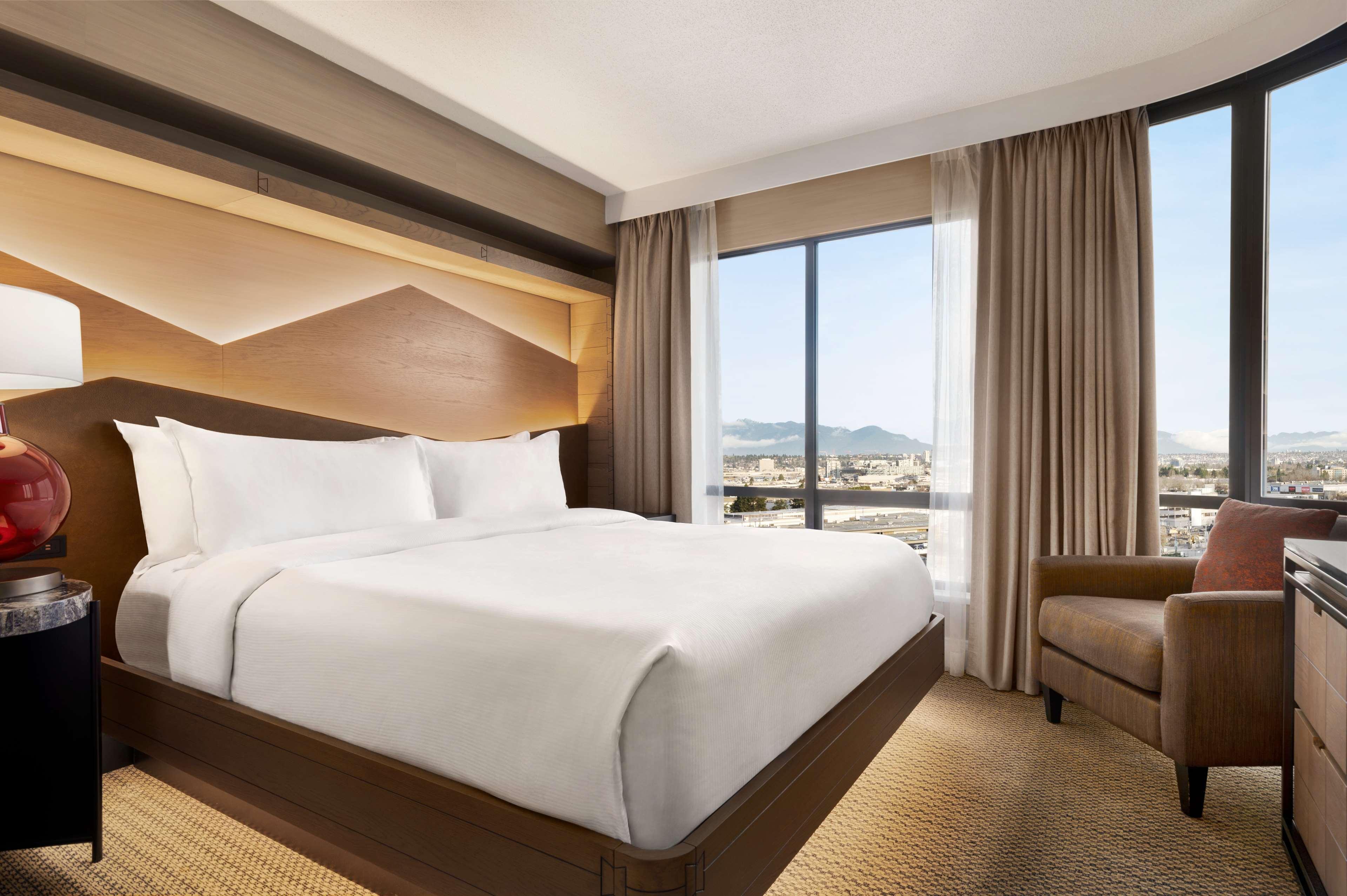 Hilton Vancouver Airport Ричмънд Екстериор снимка