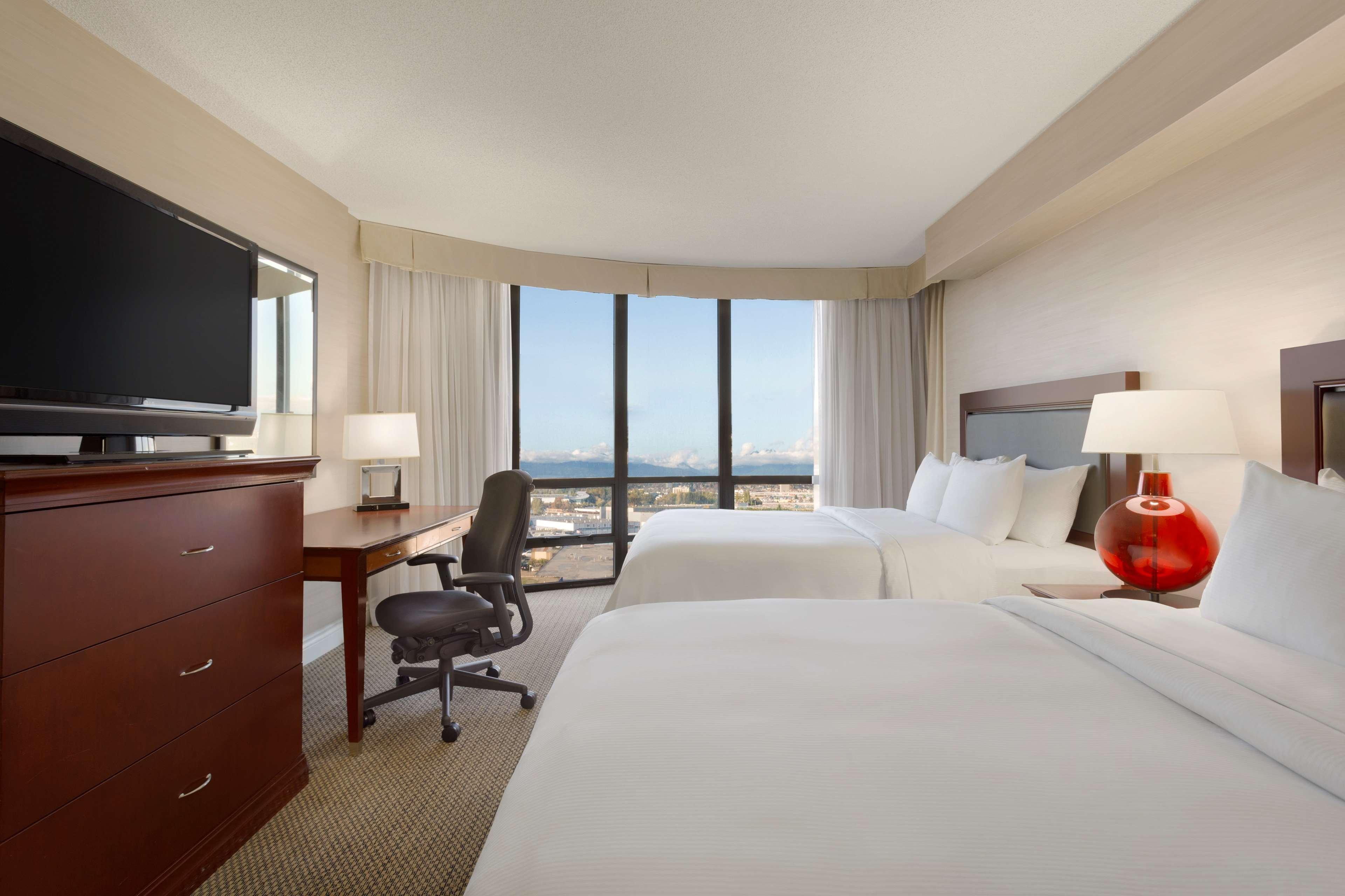 Hilton Vancouver Airport Ричмънд Екстериор снимка