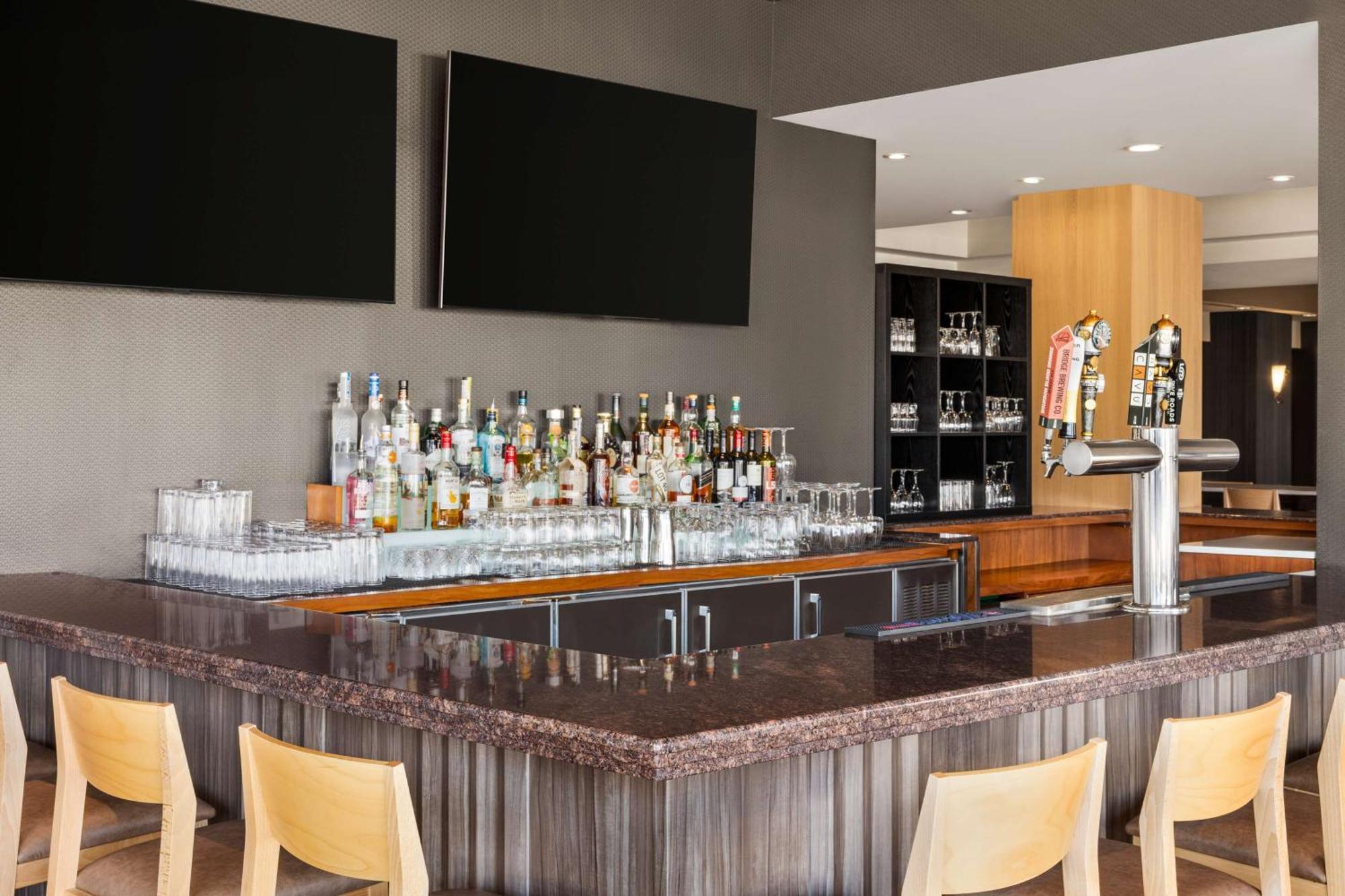 Hilton Vancouver Airport Ричмънд Екстериор снимка