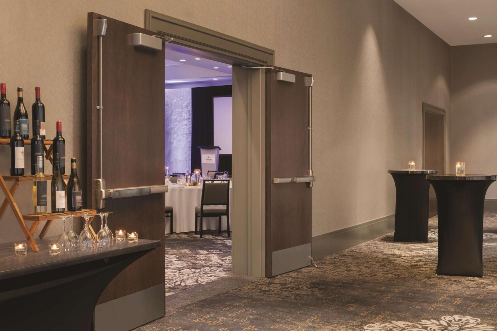 Hilton Vancouver Airport Ричмънд Екстериор снимка